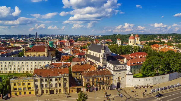 AERIAL. Старый город в Вильнюсе, Литва: ворота рассвета — стоковое фото