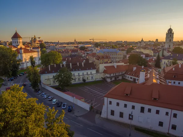 AERIAL. Casco antiguo en Vilnius, Lituania —  Fotos de Stock