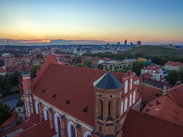 AERIAL. Vilna, Lituania: Iglesias de San Annes y Bernadinos —  Fotos de Stock
