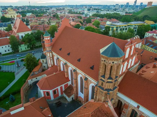 空中。立陶宛维尔纽斯︰ St 圣安妮和 Bernadines 教堂 — 图库照片