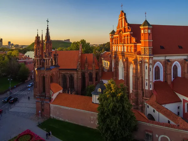 AERIAL. Vilna, Lituania: Iglesias de San Annes y Bernadinos — Foto de Stock