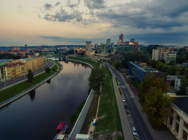 Vista aerea notturna superiore del centro storico di Vilnius, Lituania — Foto Stock