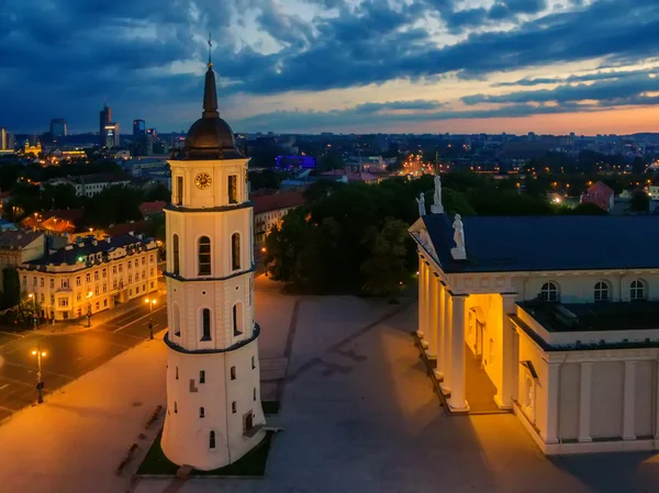 Vista aerea notturna superiore di Vilnius, Lituania: la cattedrale — Foto Stock