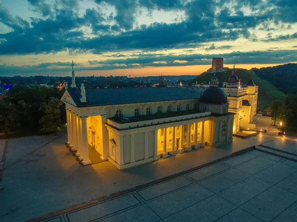 Ночной вид с воздуха на Вильнюс, Литва: собор, Верхний замок — стоковое фото