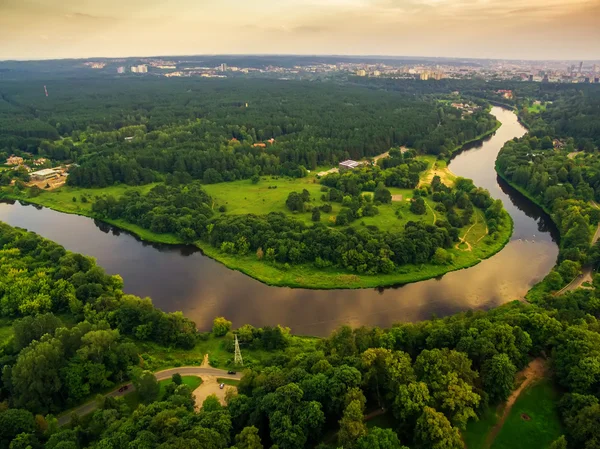 Vista superior del río Neris y parques en Vilna Lituania — Foto de Stock