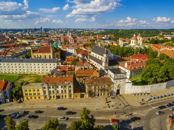 AERIAL. Старый город в Вильнюсе, Литва: ворота рассвета — стоковое фото