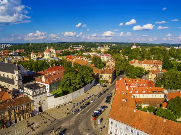 AERIAL. Ciudad Vieja de Vilna, Lituania: la Puerta del Amanecer —  Fotos de Stock