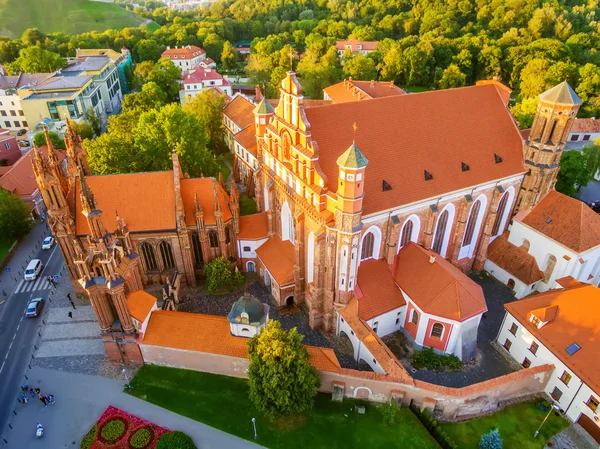 AERIAL. Vilna, Lituania: Iglesias de San Annes y Bernadinos — Foto de Stock