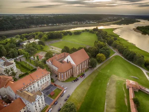 Kaunas, Lituania: vista aérea del casco antiguo y Santaka — Foto de Stock