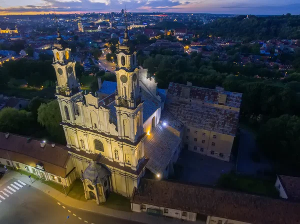 Vilnius, Litvánia: Nagyboldogasszony templom és éjjel — Stock Fotó