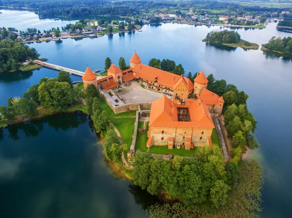 Trakai, Lituania: Castello dell'isola, antenna UAV vista dall'alto, posizione pianeggiante — Foto Stock