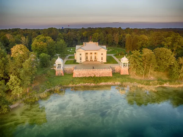 Trakai, Lituania: Vista superior UAV aérea del Palacio Uzutrakis — Foto de Stock