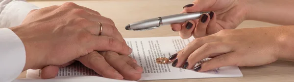 Esposa y esposo firmando documentos de divorcio o acuerdo prematrimonial —  Fotos de Stock