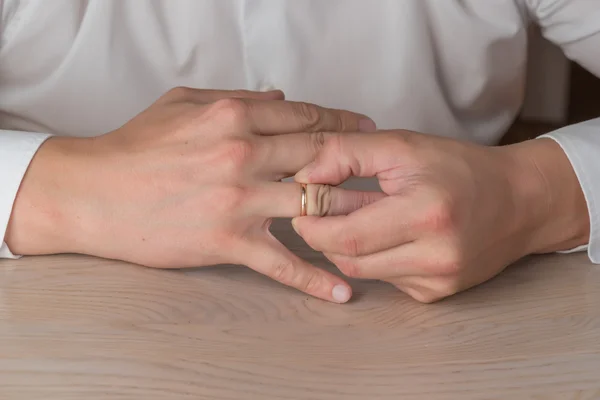 Divorce, séparation : homme enlevant la bague de mariage ou de fiançailles — Photo