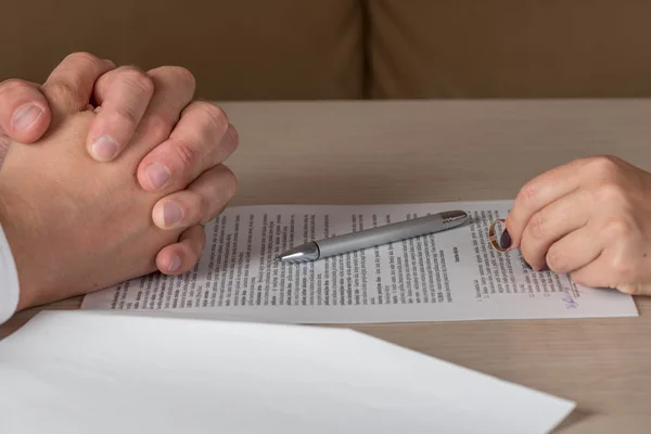 Karı ve koca imzalama belgeler, nikah yüzüğü dönen kadın boşanma