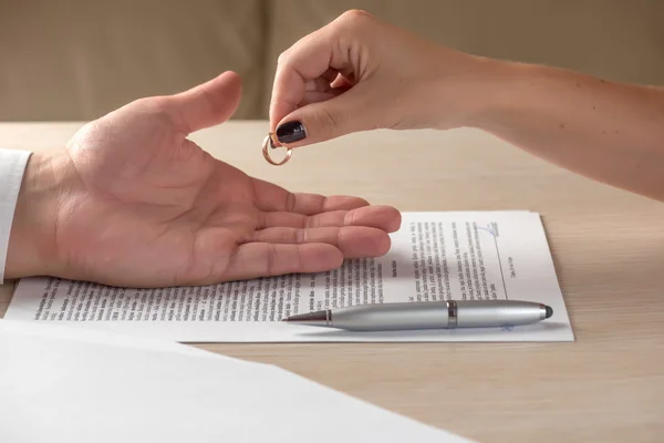 Esposa y esposo firmando documentos de divorcio, mujer regresando anillo de bodas —  Fotos de Stock