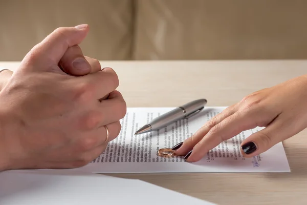 Esposa y esposo firmando documentos de divorcio, mujer regresando anillo de bodas — Foto de Stock