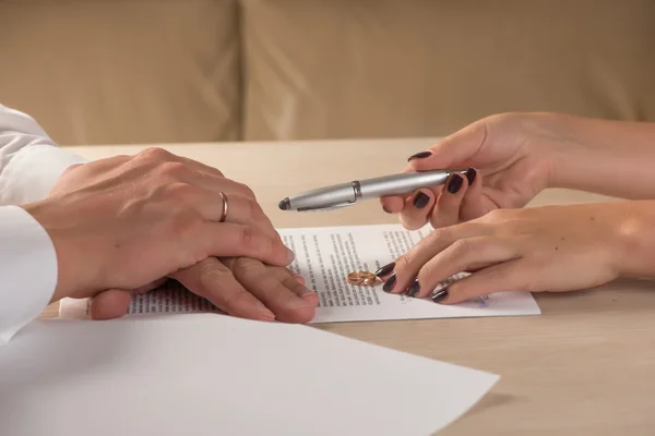 Esposa y esposo firmando documentos de divorcio, mujer regresando anillo de bodas — Foto de Stock