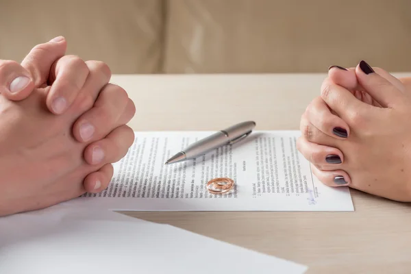 아내와 남편 서명 이혼 문서 또는 혼 전 계약 — 스톡 사진