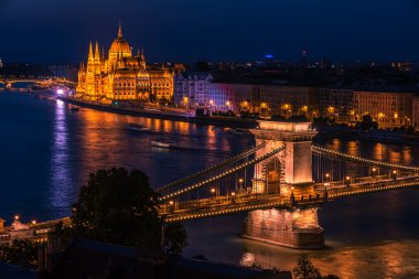 Budapeşte, Macaristan: Szechenyi Chain Bridge, Macarca Parlamento Binası