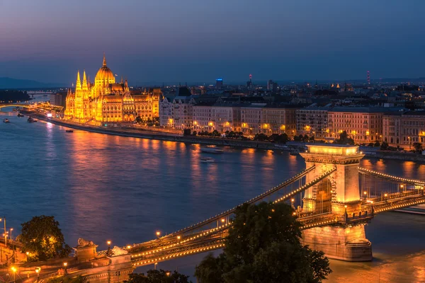 Budapest, Magyarország: A Széchenyi Lánchíd, Országház — Stock Fotó