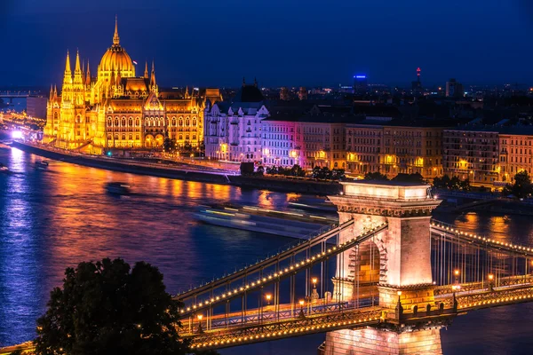匈牙利布达佩斯: Szechenyi 链桥, 匈牙利议会大厦 图库图片