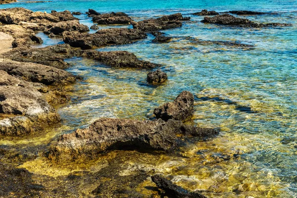 Elafonisi または Elafonissi のラグーンでクレタ島、ギリシャ: ビーチ — ストック写真