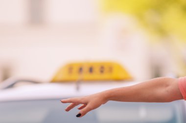 Kadın taksi çağırıyor.