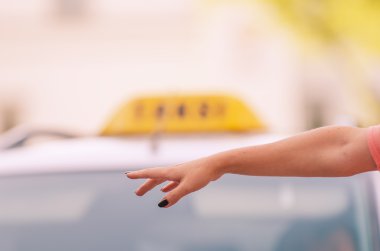 Kadın taksi çağırıyor.