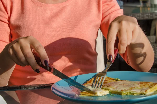 Kvinna äta pannkaka — Stockfoto