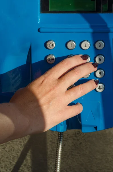 Mujer marcando un teléfono — Foto de Stock