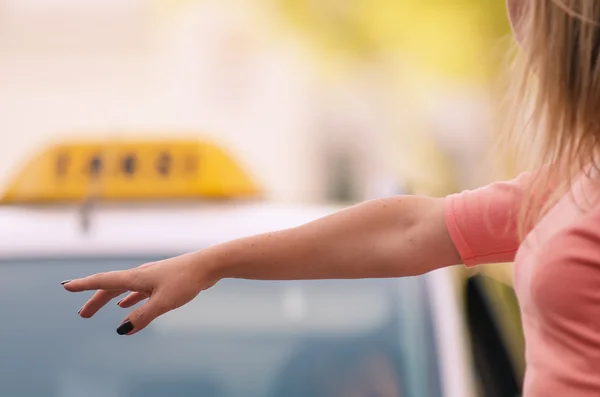 Mujer llamando a un taxi — Foto de Stock