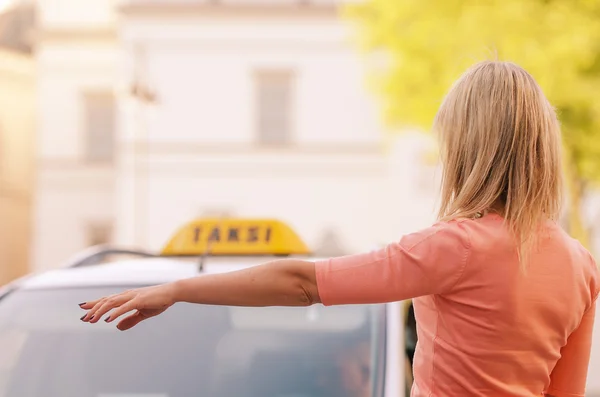 Жінка викликає таксі — стокове фото