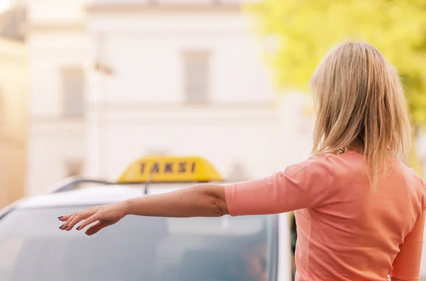 Woman calling a taxi — Stock Photo, Image