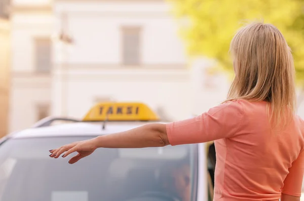 Woman calling a taxi — Stock Photo, Image