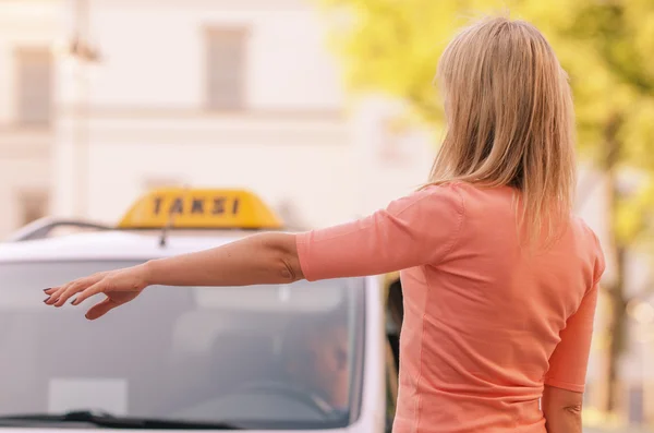 Woman calling a taxi — Stock Photo, Image