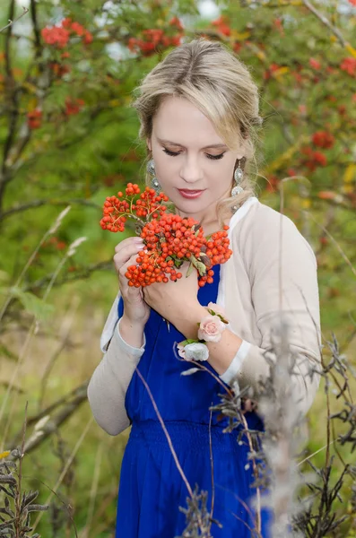 Jonge vrouw met rowan — Stockfoto