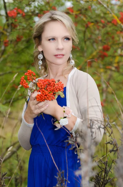 Jonge vrouw met rowan — Stockfoto