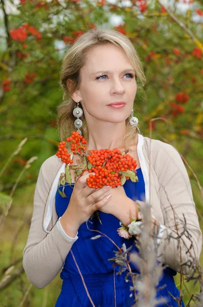 Junge Frau mit Eberesche — Stockfoto