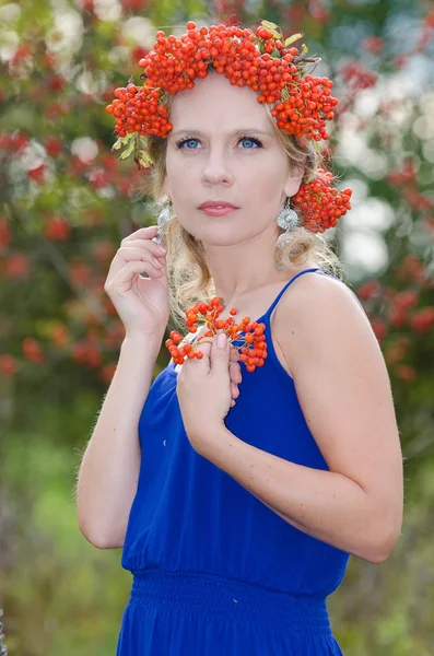 Mujer joven con corona de rowan — Foto de Stock