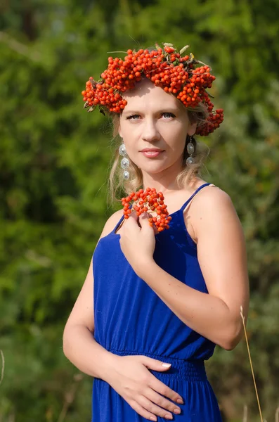 Young woman with rowan crown — Stock Photo, Image