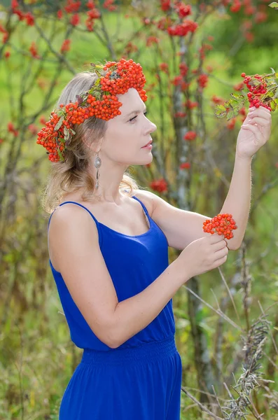 Mujer joven con corona de rowan — Foto de Stock