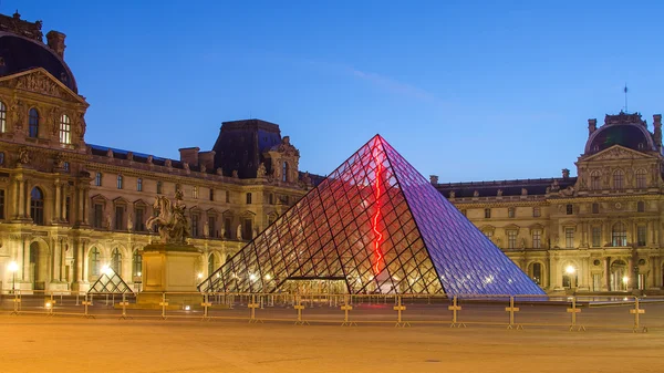Paris (France). Louvre and Pyramid — Stock Photo, Image
