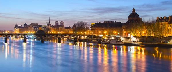 Seine rivier en de oude stad van Parijs (Frankrijk) — Stockfoto