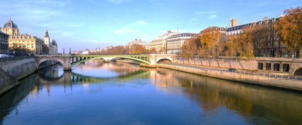 Floden Seine och gamla stan i Paris (Frankrike) — Stockfoto