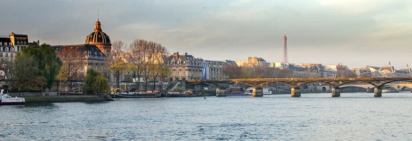 Floden Seine och gamla stan i Paris (Frankrike) — Stockfoto