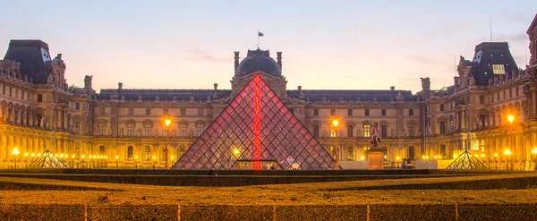 PARIS, FRANCE. 29 NOVEMBER, 2014. Louvre in the sunrise — Stock Photo, Image