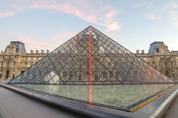 Paris, Franciaország. 29 November, 2014. Louvre-ban a napfelkelte — Stock Fotó