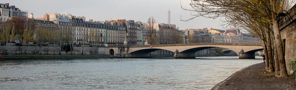 Floden Seine och gamla stan i Paris (Frankrike) — Stockfoto