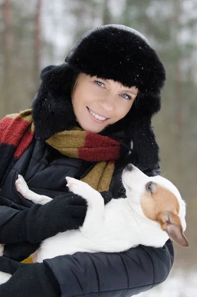 Mujer joven sosteniendo Jack Russell terrier —  Fotos de Stock